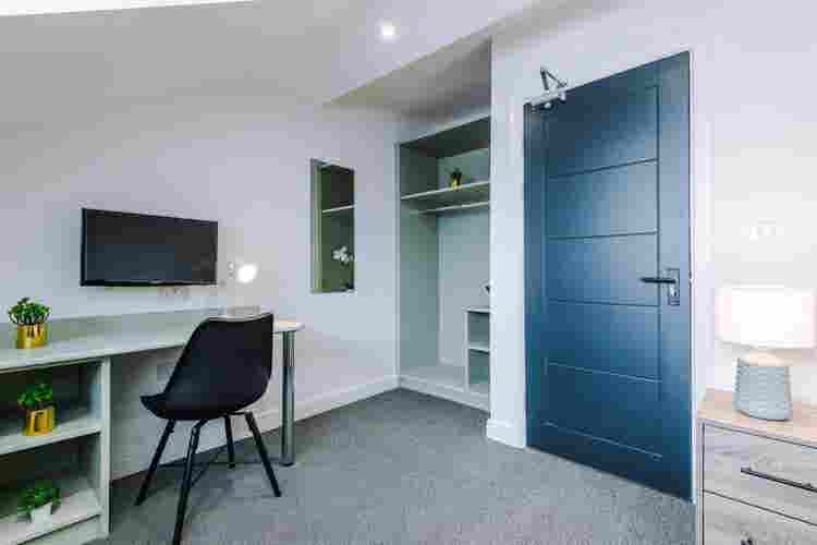 2 rooms in Salford
