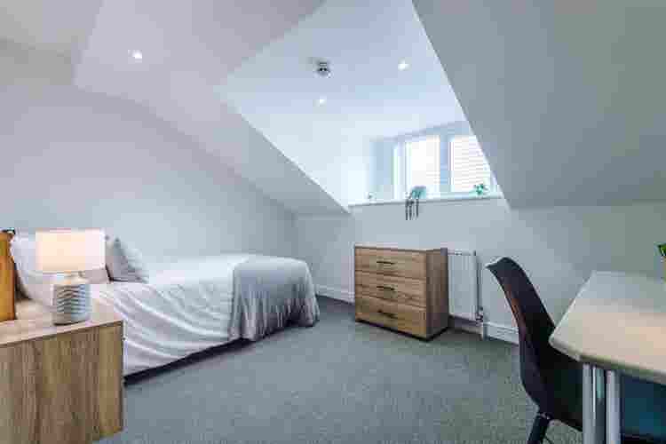 2 rooms in Salford