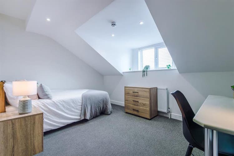 2 rooms in Salford