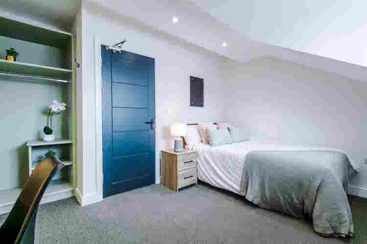 2 rooms in Salford
