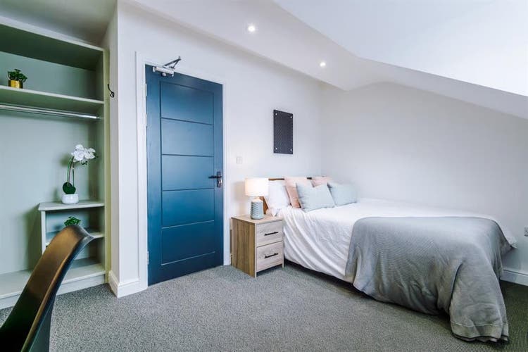 2 rooms in Salford