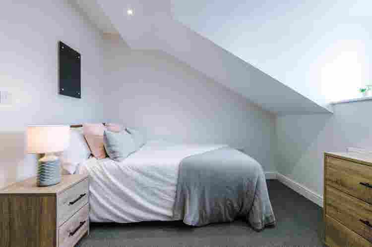 2 rooms in Salford