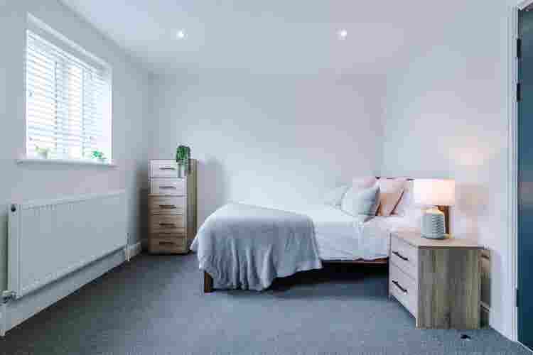 2 rooms in Salford