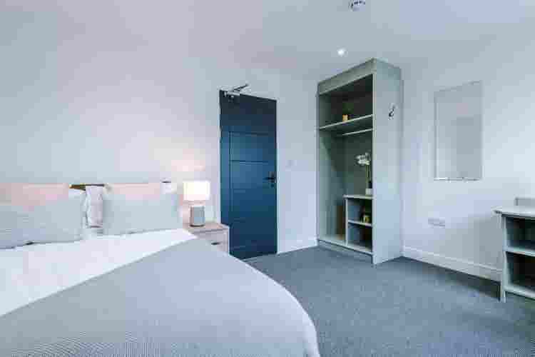 2 rooms in Salford
