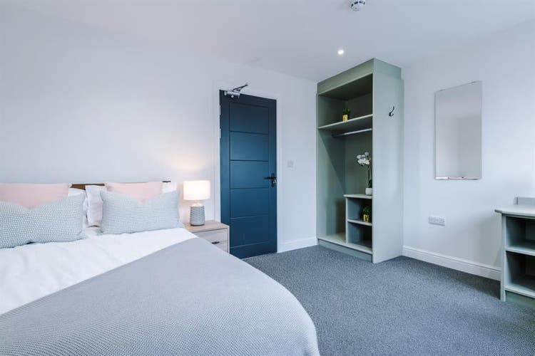2 rooms in Salford