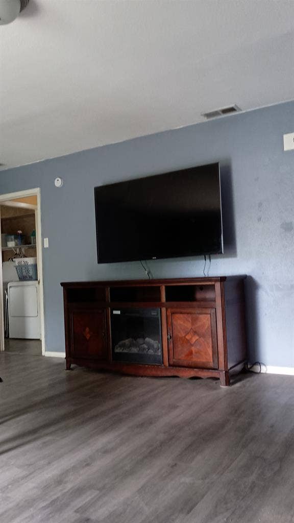 Spacious furnished room w bath