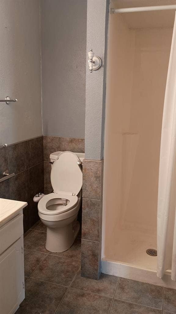 Spacious furnished room w bath