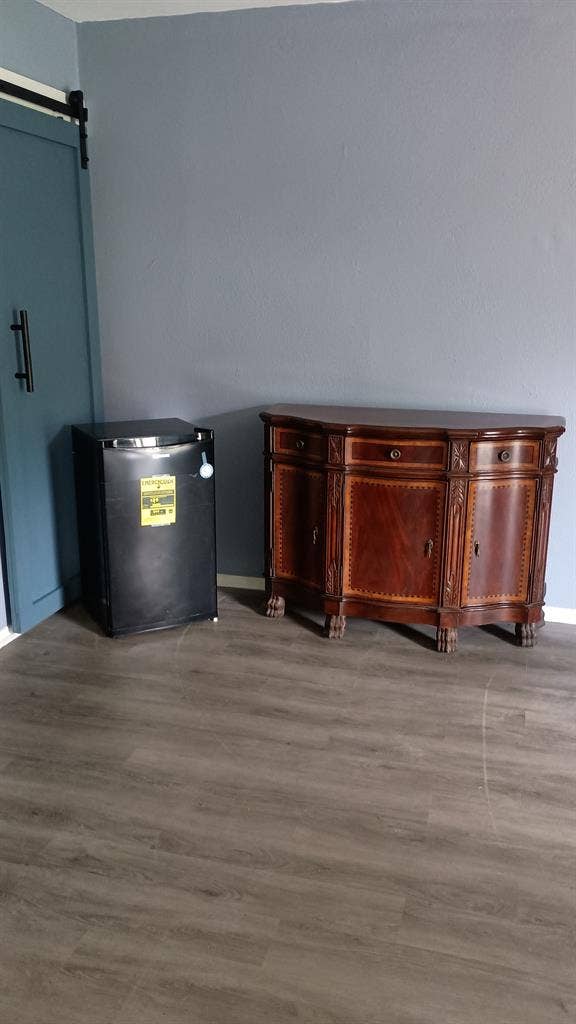 Spacious furnished room w bath