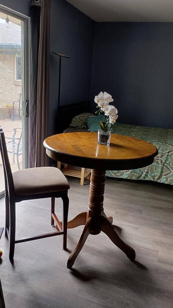 Spacious furnished room w bath