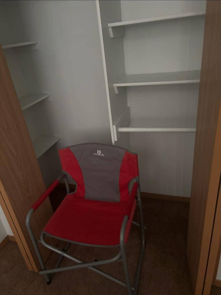 Bed in 2 bed condo. Parti furnished