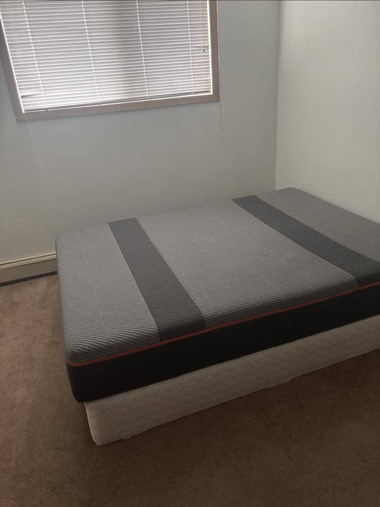 Bed in 2 bed condo. Parti furnished