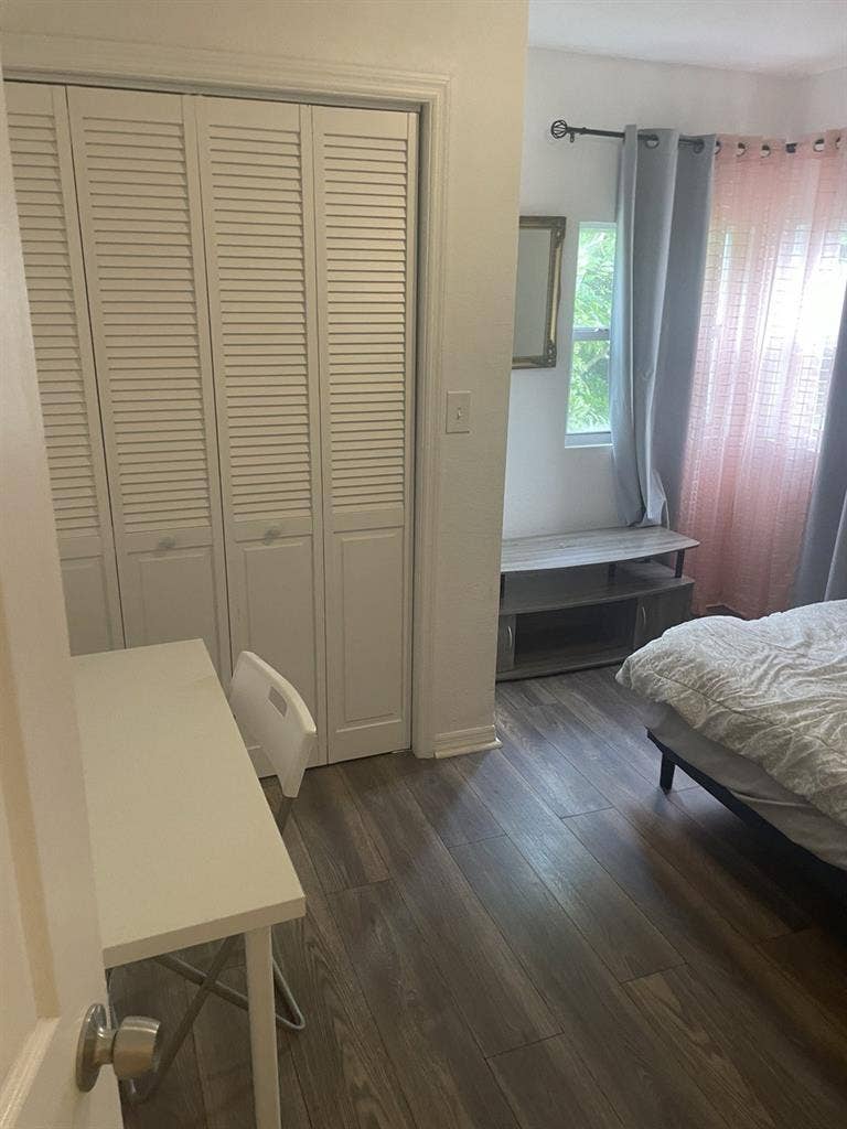 Cozy Private Room with Shared Bath