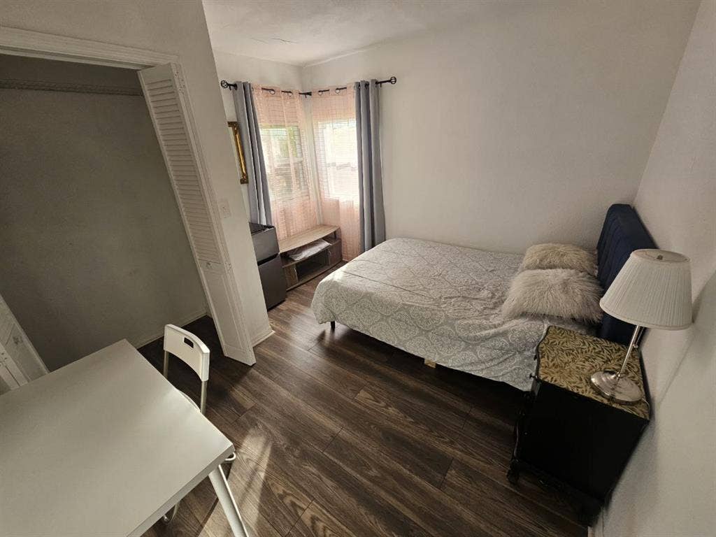 Cozy Private Room with Shared Bath