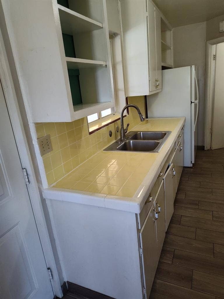 Urgent roommate wanted