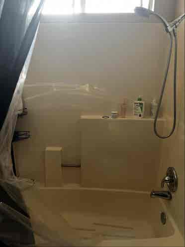 Female roommate, no couples, no men