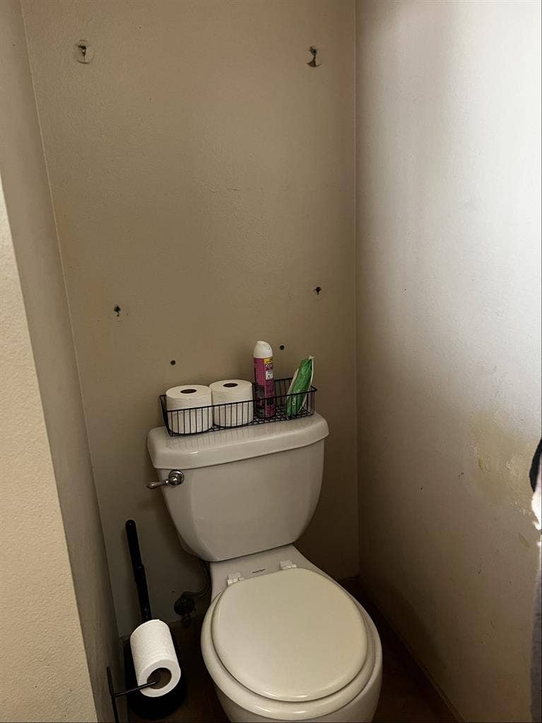 Female roommate, no couples, no men