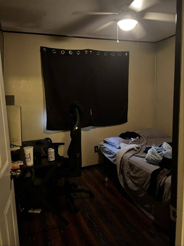 Female roommate, no couples, no men