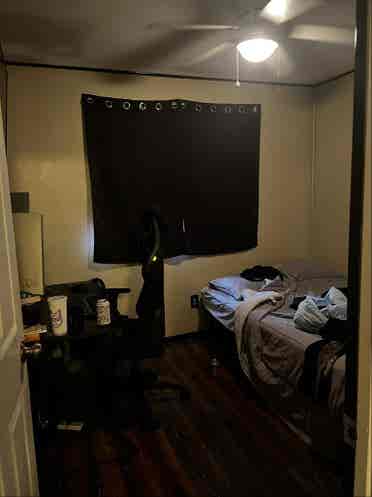 Female roommate, no couples, no men