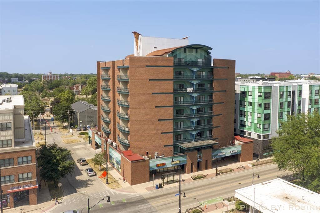 Need 2 people to take over lease!!