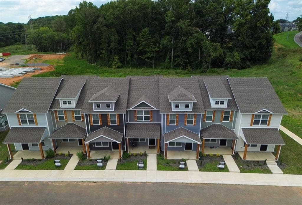 NEW Modern High Ceiling Townhouse!