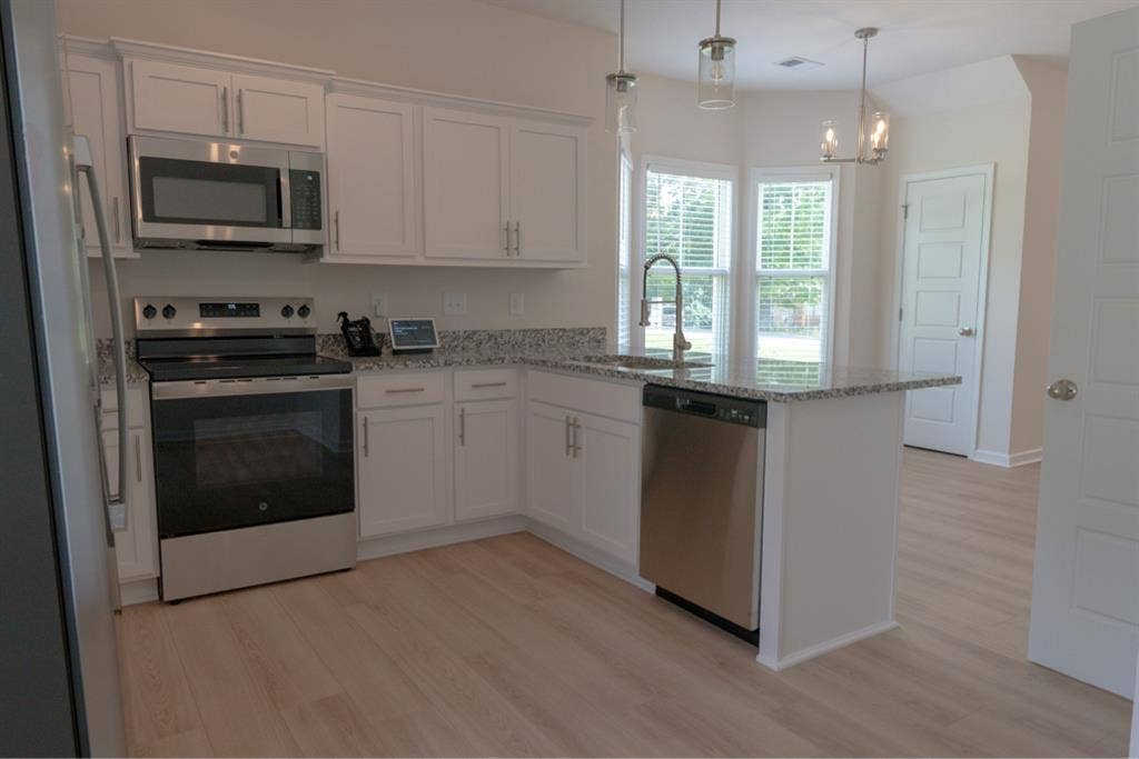 NEW Modern High Ceiling Townhouse!