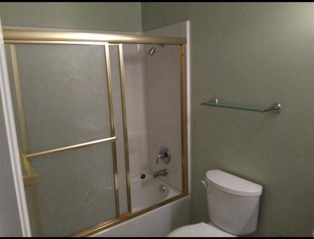 Room for rent in 3 bedroom home