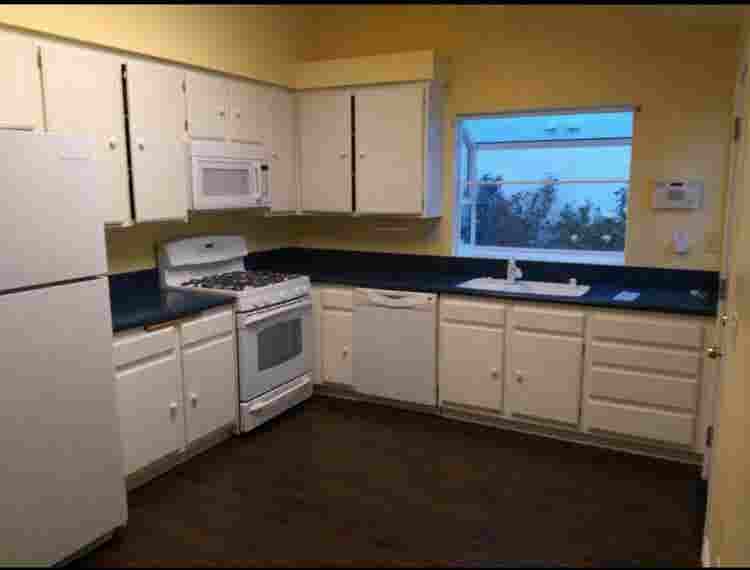 Room for rent in 3 bedroom home