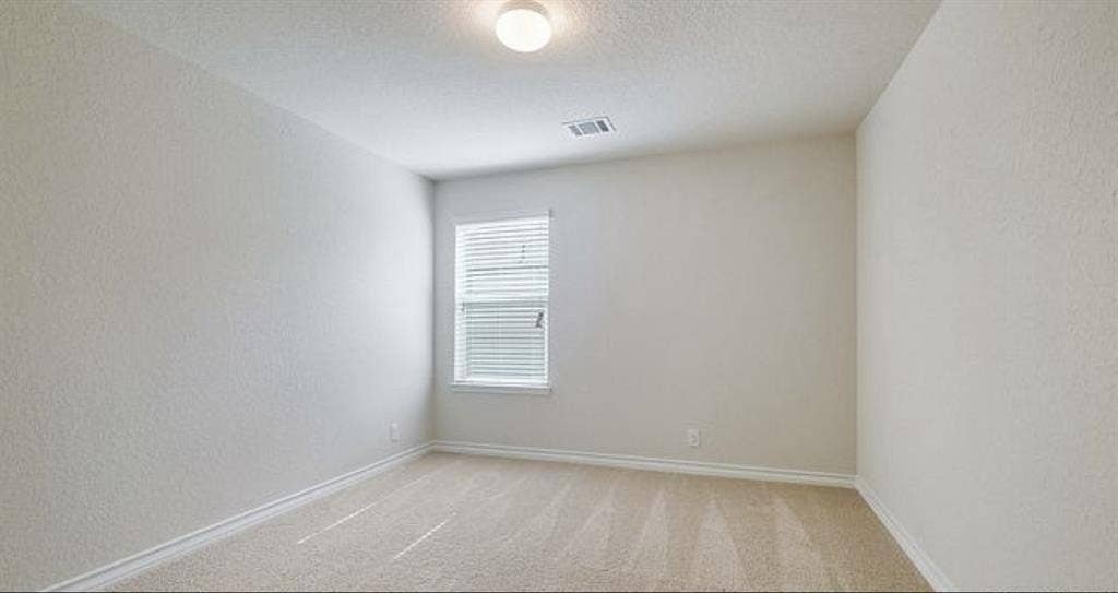 Spacious Room in Valley Ranch!
