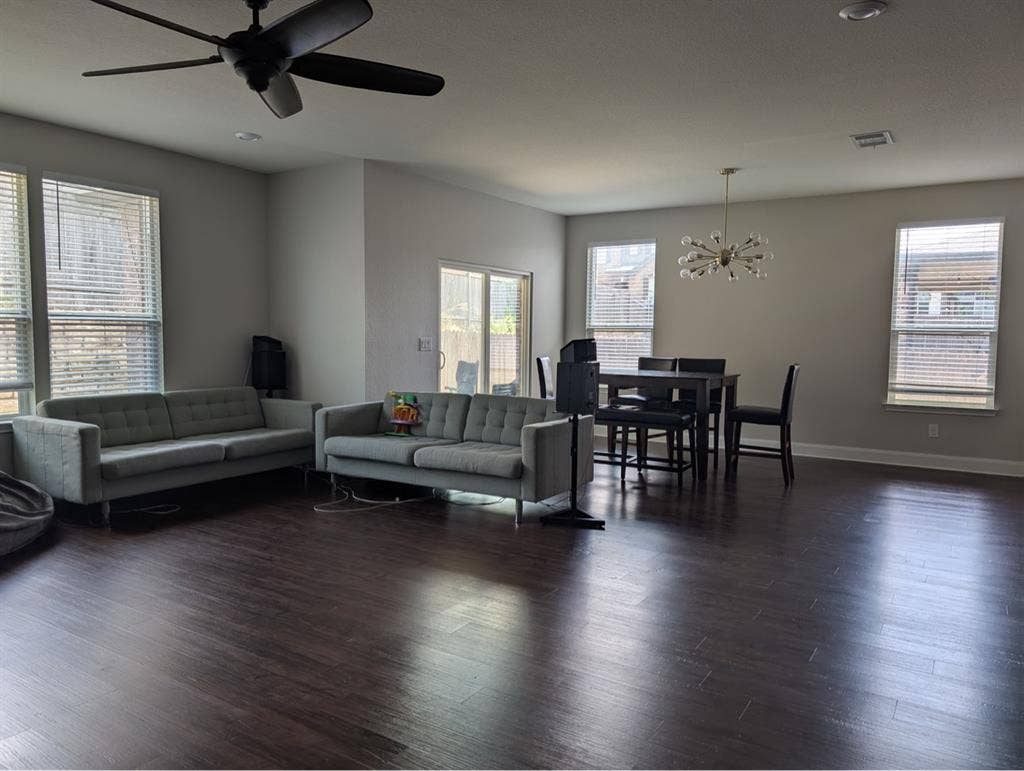 A large room , ready to move in now