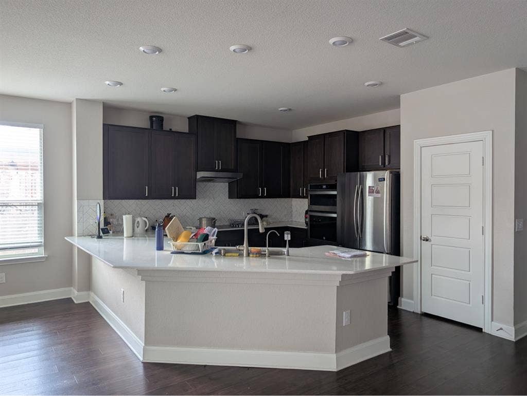 A large room , ready to move in now