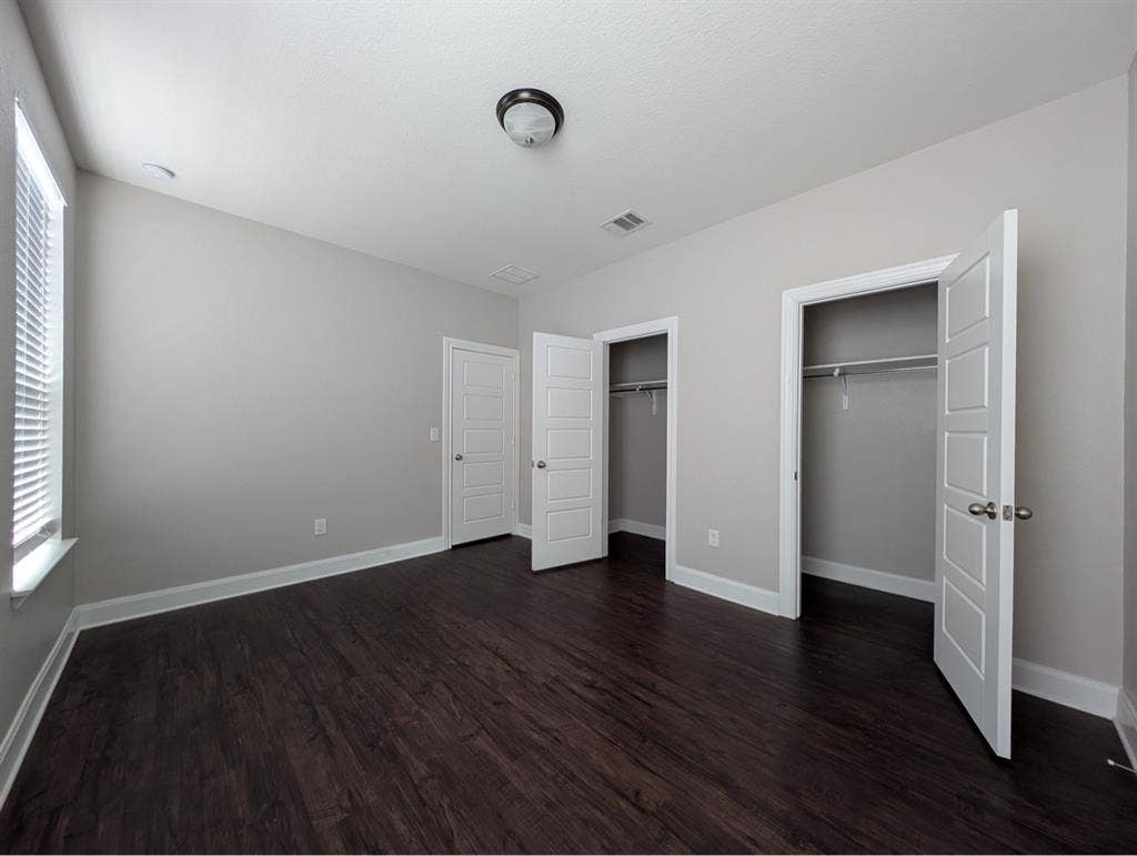 A large room , ready to move in now