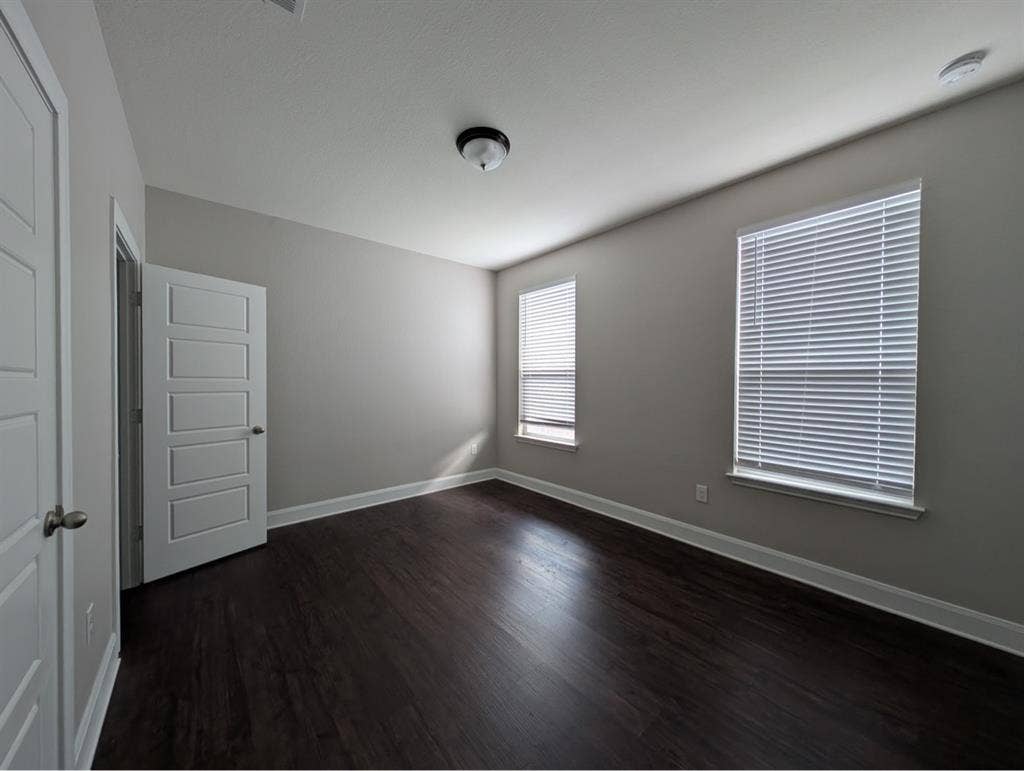 A large room , ready to move in now