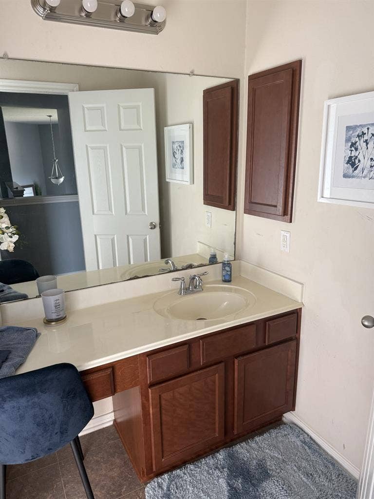 Large bedroom queen bed