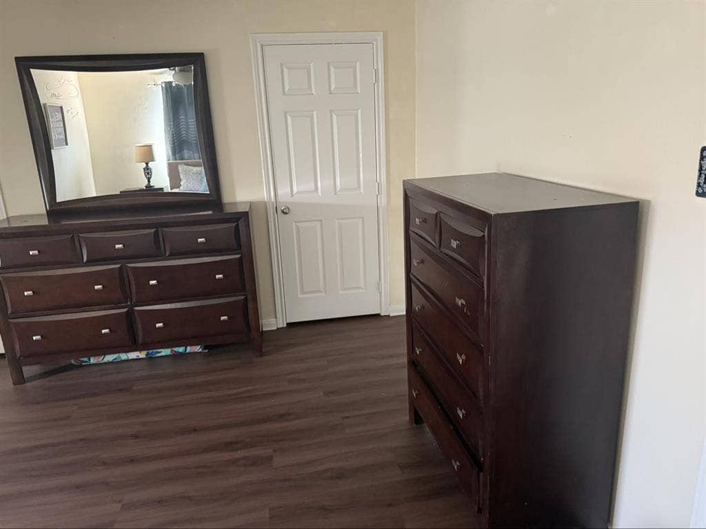 Large bedroom queen bed