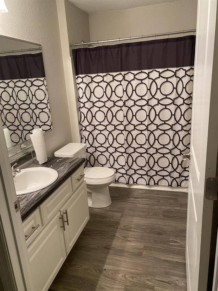 LOOKING FOR ROOMMATE!!