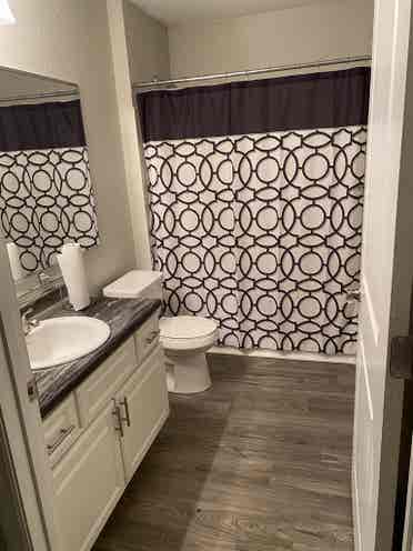 LOOKING FOR ROOMMATE!!
