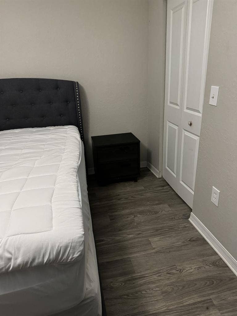 LOOKING FOR ROOMMATE!!