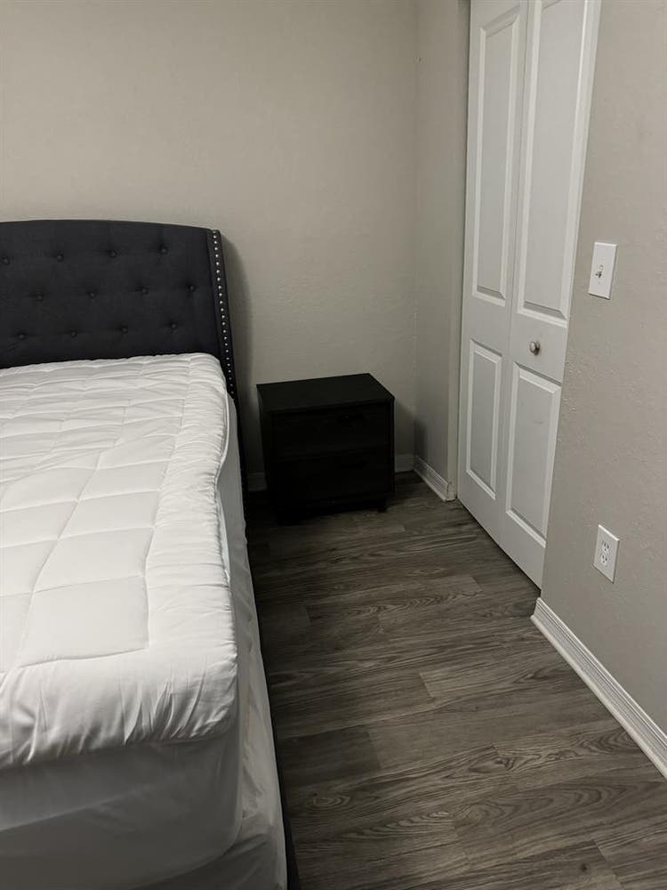 LOOKING FOR ROOMMATE!!