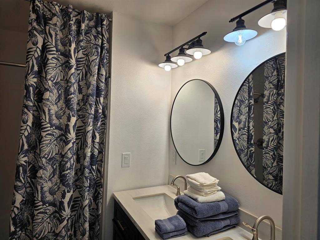 Looking for two roommates