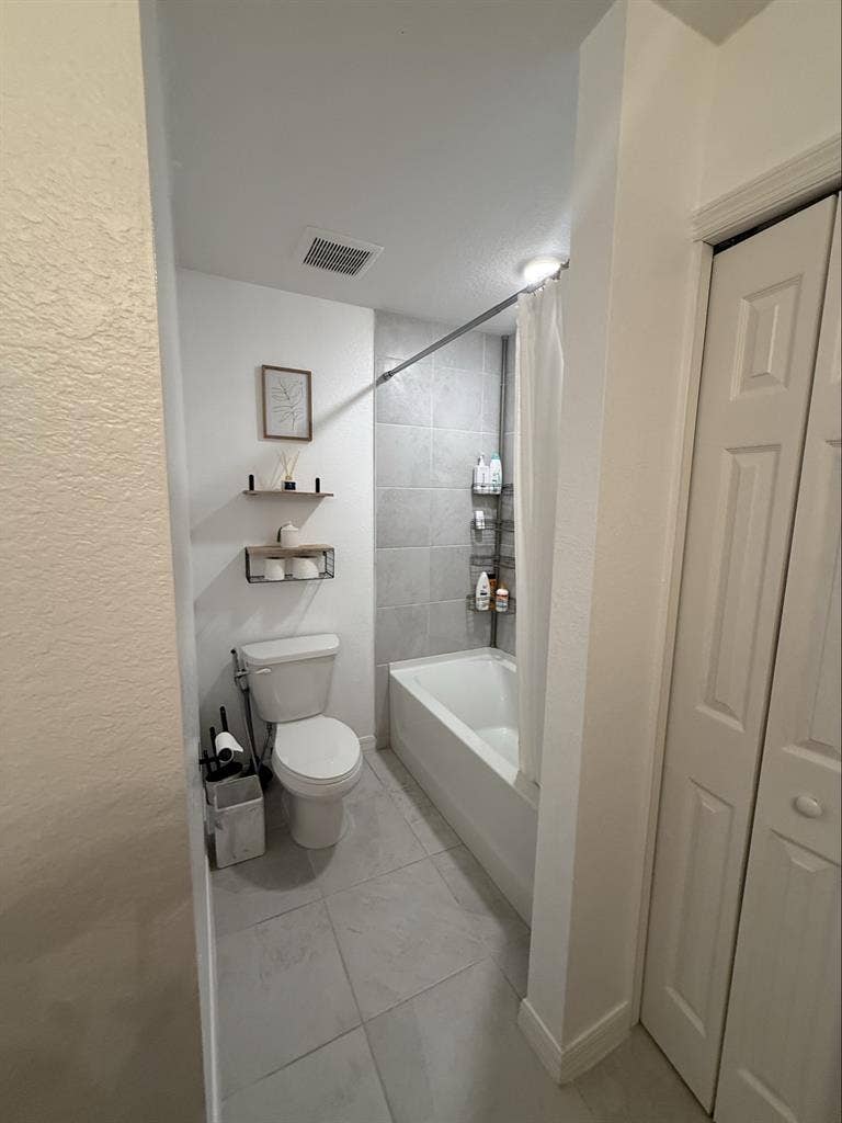 Looking for Female Roommate