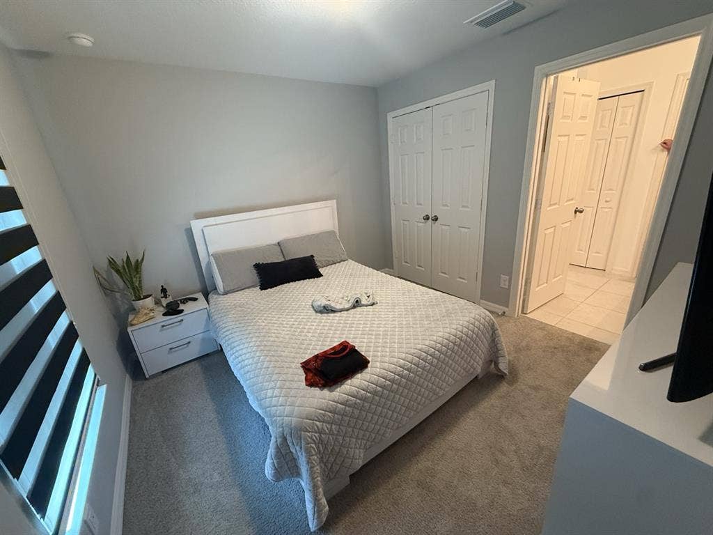 Looking for Female Roommate