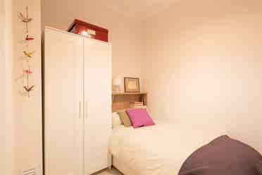 Habitación en piso moderno Sagrada