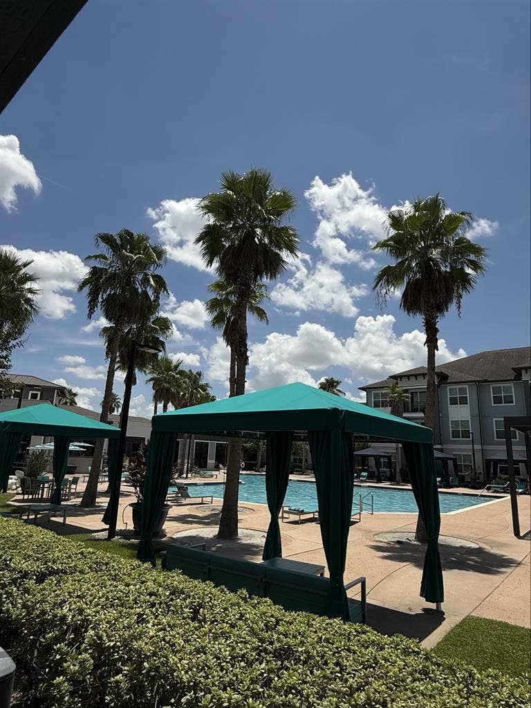 Rent suit in Millenia