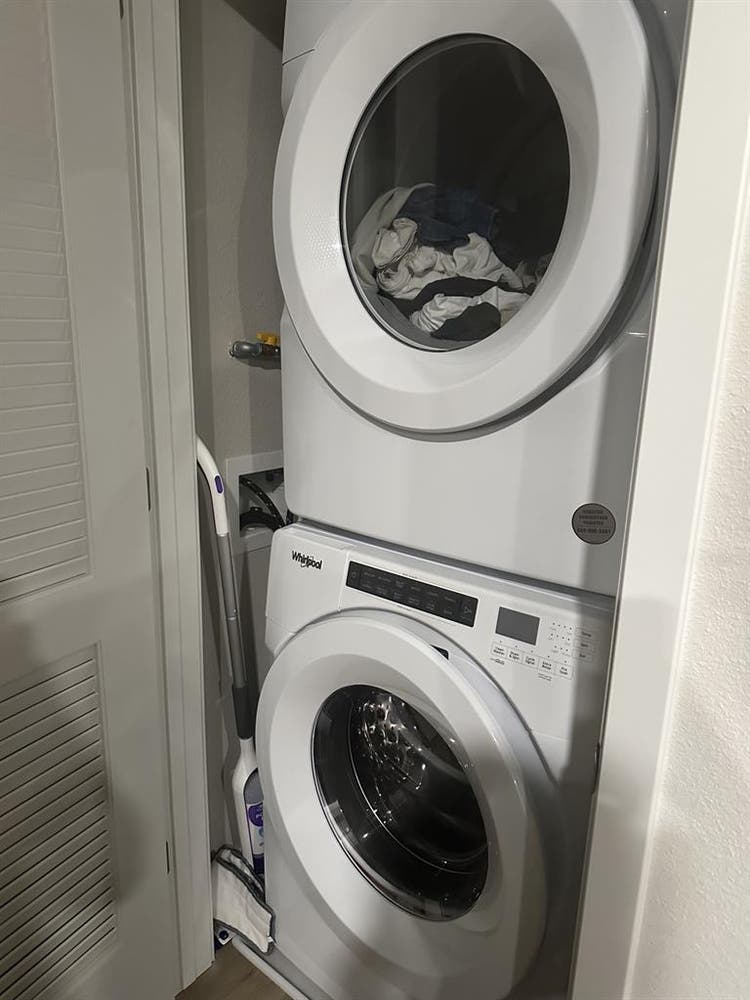 Private Room with bathroom in Tracy