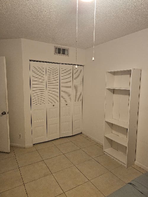 Spacious private room in Doral