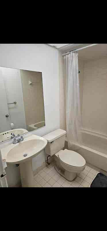 Spacious private room in Doral