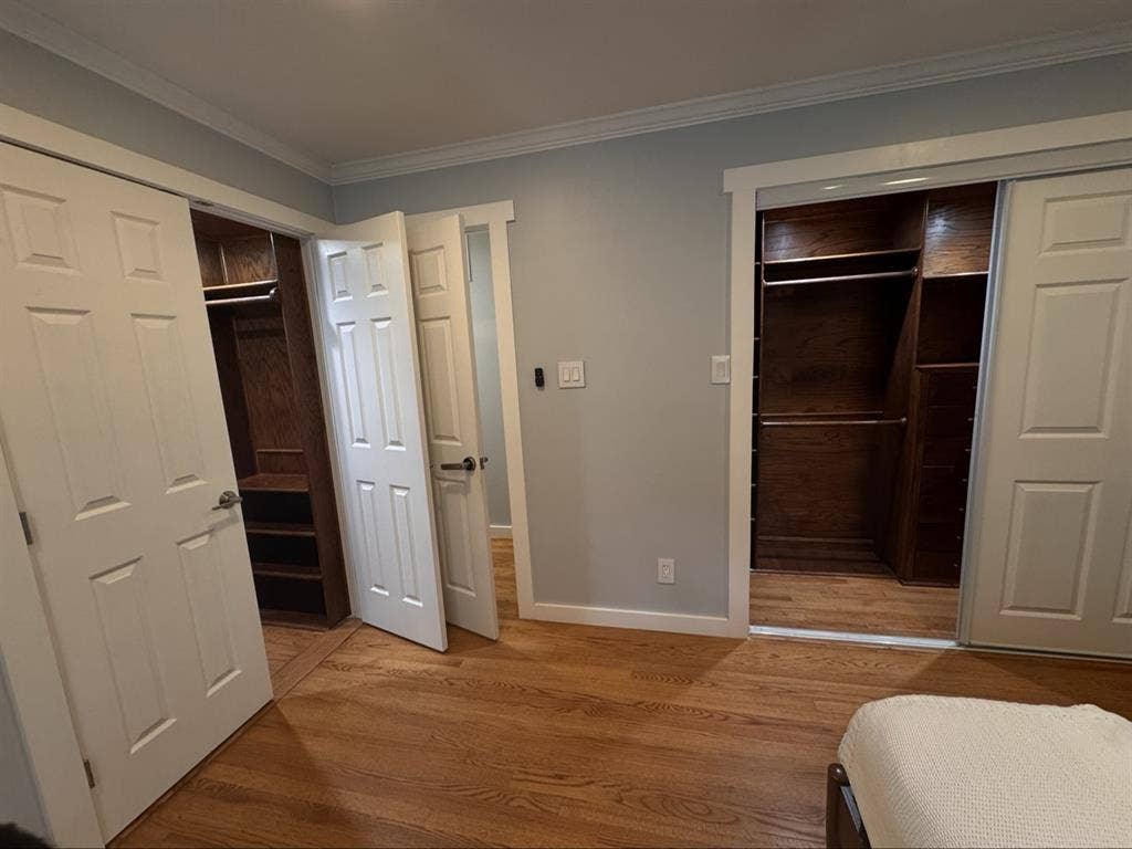 Spacious Master bedroom w/2 closets