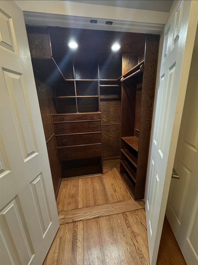 Spacious Master bedroom w/2 closets