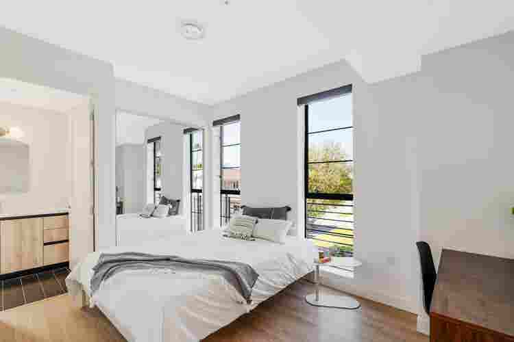 Private room + bathroom $