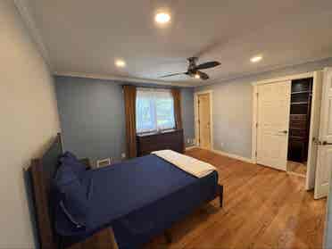 Spacious Master Bedroom w/2 closets